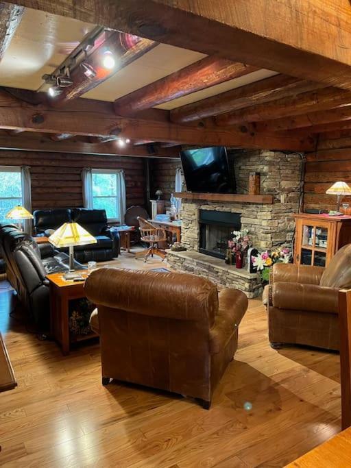 Acorn Resort A Unique Retreat Cabin, 13 Acres Land Bloomington Exterior photo