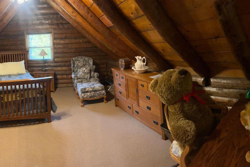 Acorn Resort A Unique Retreat Cabin, 13 Acres Land Bloomington Exterior photo