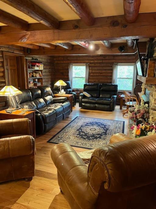 Acorn Resort A Unique Retreat Cabin, 13 Acres Land Bloomington Exterior photo